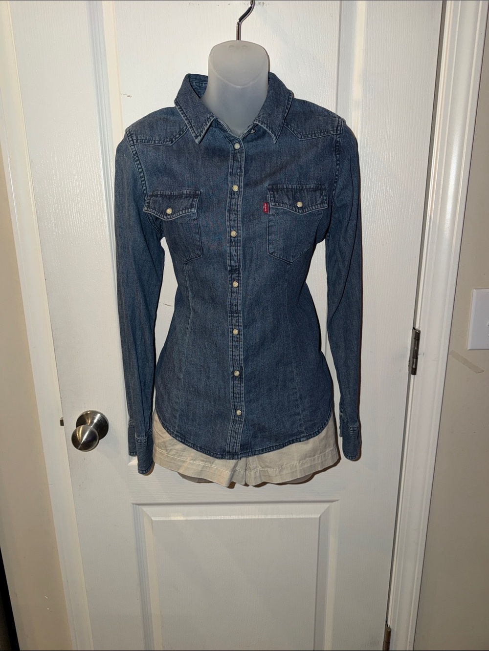 🧵Women’s Levi’s Button Down Denim Shirt 
🧵Size Medium